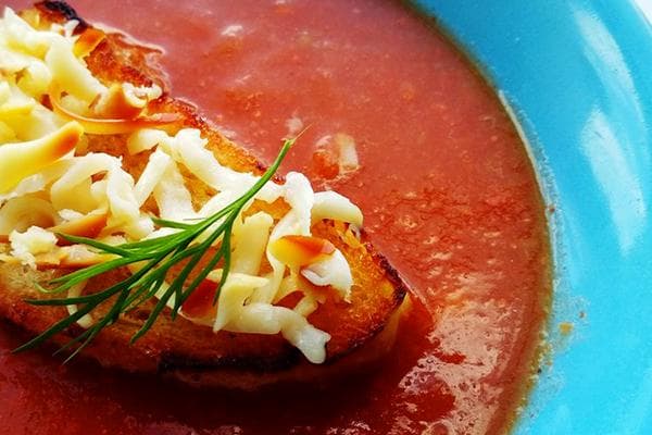 Tomatensuppe mit Gewürzen und Croutons