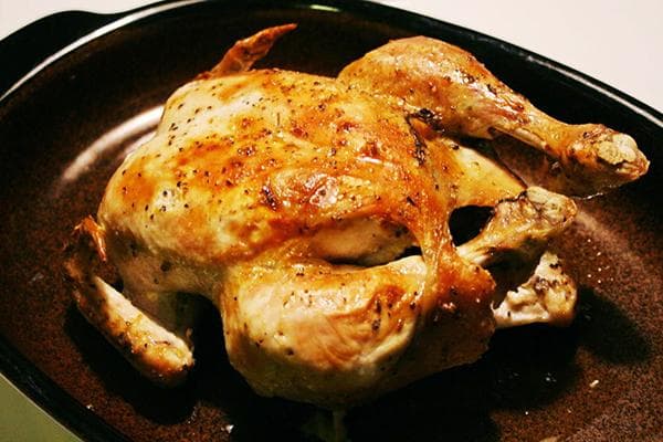 Pollo al horno marinado con romero