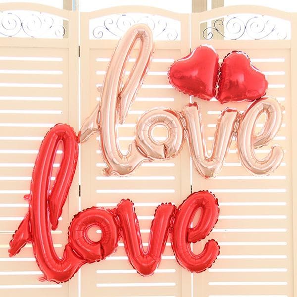 Inscripción de amor hecha de globos.