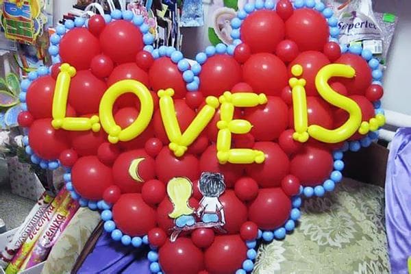 Corazón con la inscripción El amor está hecho de globos.