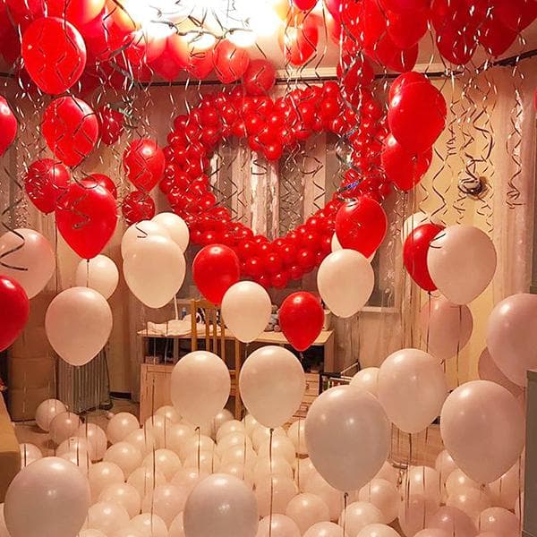 Un salón lleno de globos para el 14 de febrero