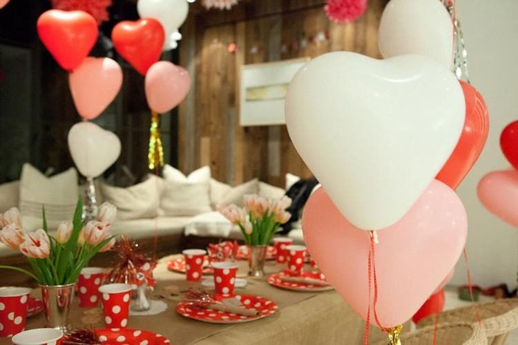 Decoración con globos en forma de corazón para el 14 de febrero.