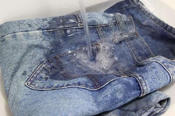 Lavar jeans en agua fría