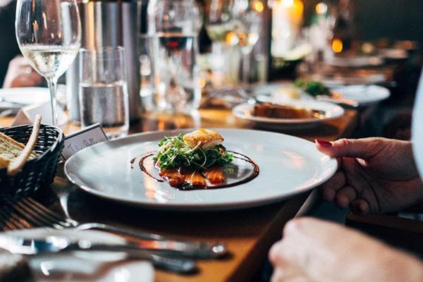 Danie z rybami i ziołami w restauracji