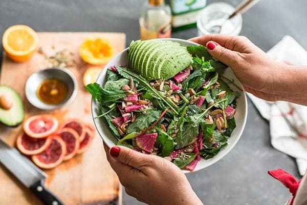 Ensalada de vitaminas y aguacate en un plato