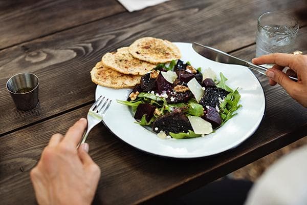 Ensalada de remolacha, rúcula y queso