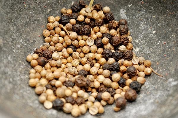 Semillas de cilantro y pimienta negra.