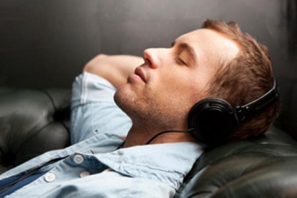 Hombre descansando con auriculares