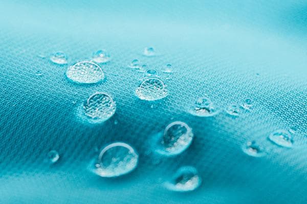 Gotas sobre tejido repelente al agua.