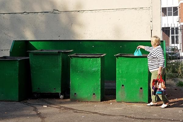 Wanita membuang sampah