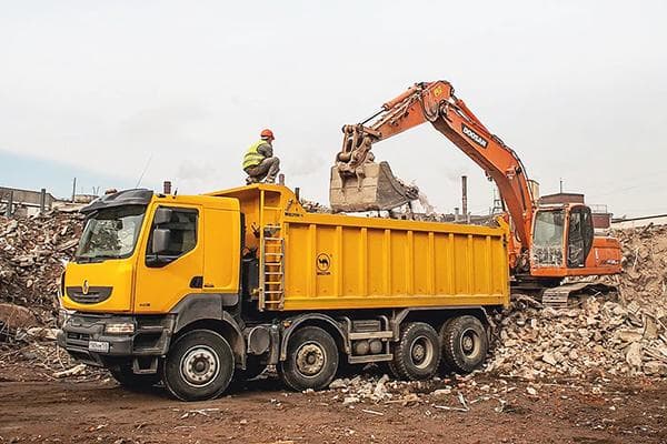 Descărcarea unei mașini cu deșeuri de construcții