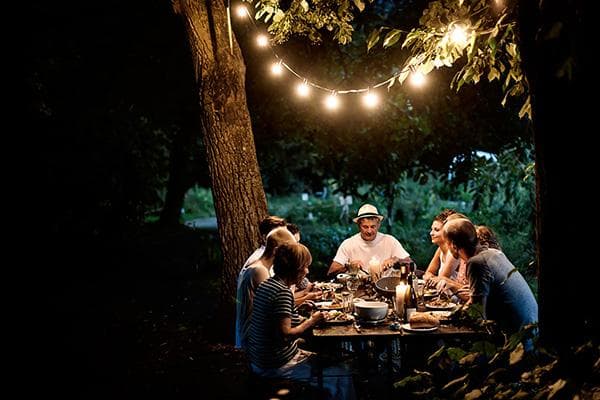 Cena con amigos al aire libre