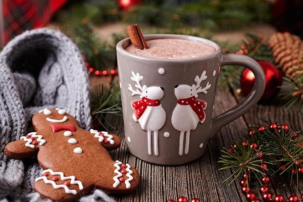 Cacao con pan de jengibre navideño