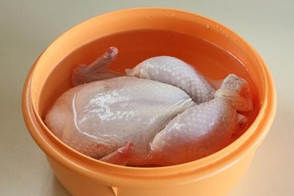 Pag-defrost ng manok sa tubig