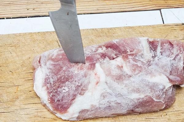 Viande congelée sur une planche