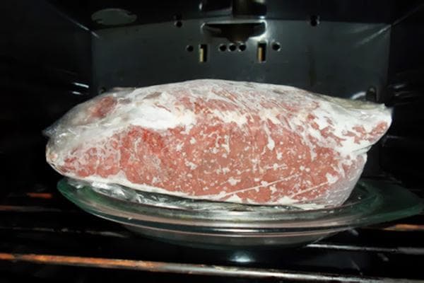 Descongelar carne en el horno.