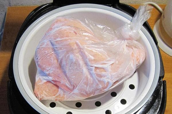 Nagde-defrost ng karne sa isang slow cooker