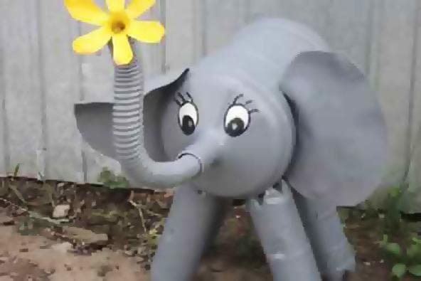 Elefante hecho con piezas de una aspiradora