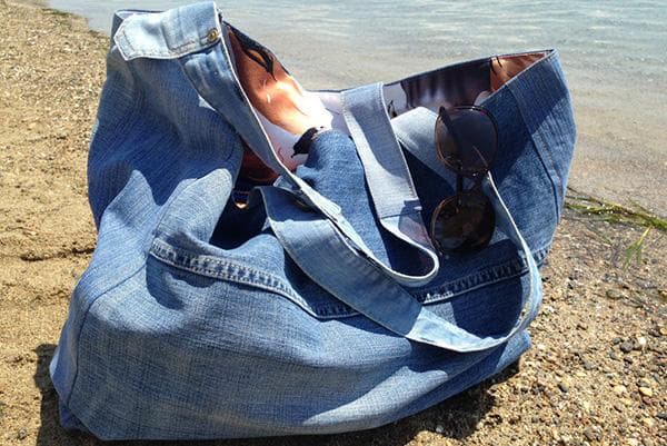 Bolsa de playa hecha con jeans viejos