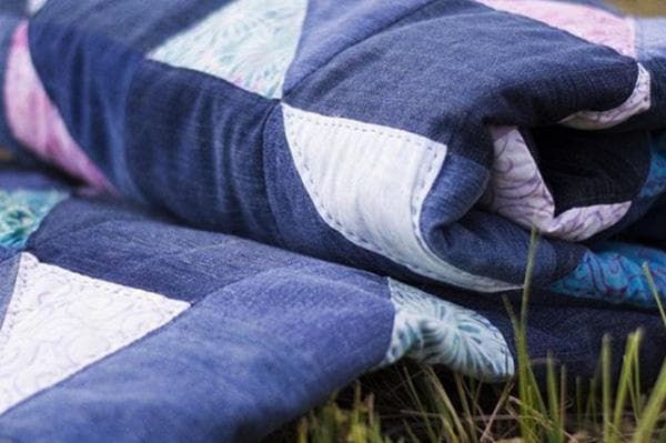 Manta hecha con jeans viejos en estilo patchwork.