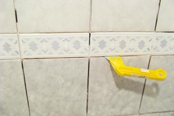 Cleaning the seams between tiles from old grout