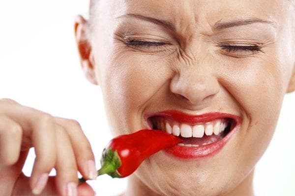 Mujer comiendo pimiento picante