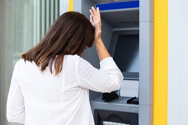 Mujer en un cajero automático