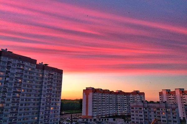 Coucher de soleil depuis la fenêtre d'un immeuble à plusieurs étages