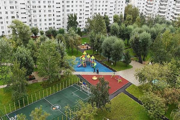 Loc de joaca pentru copii in curtea unui bloc de apartamente