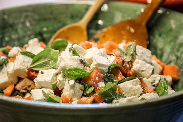 Salada com queijo feta e manjericão