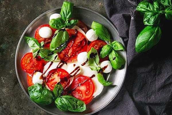 Ensalada italiana con albahaca