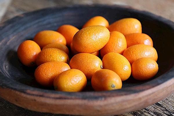 Frutas de kumquat en un platillo