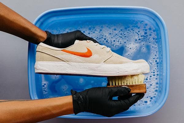 Lavar las suelas de los zapatos de tela.