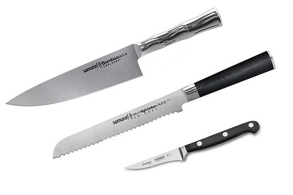 Tres cuchillos para la cocina: cuchillo de chef, cuchillo de pan y cuchillo de verduras.