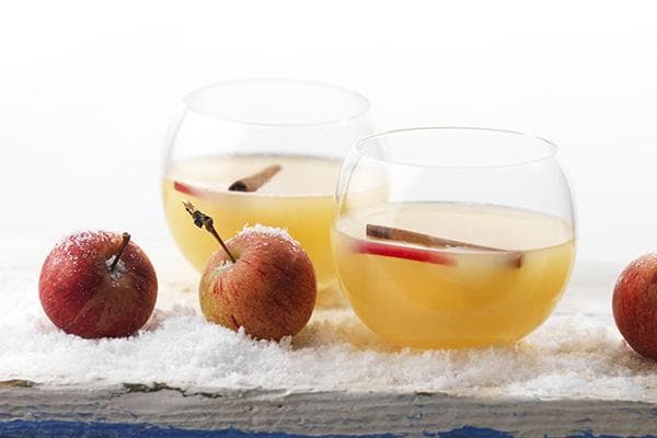 Boisson aux pommes avec des bâtons de cannelle