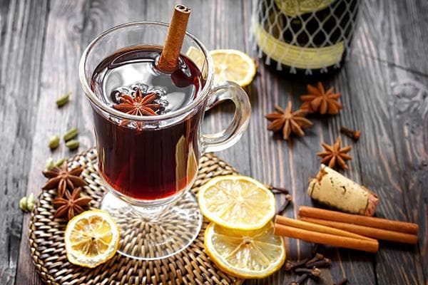 Glühwein mit Zimtstange