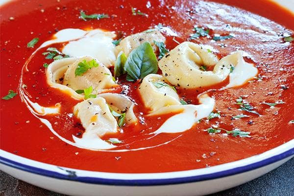 Sopa de tomate con orégano