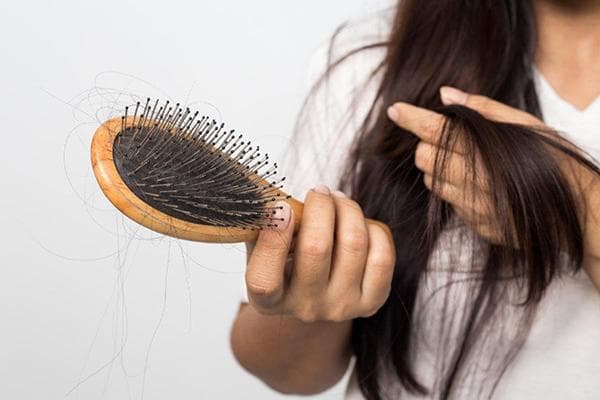 Cheveux sur un peigne