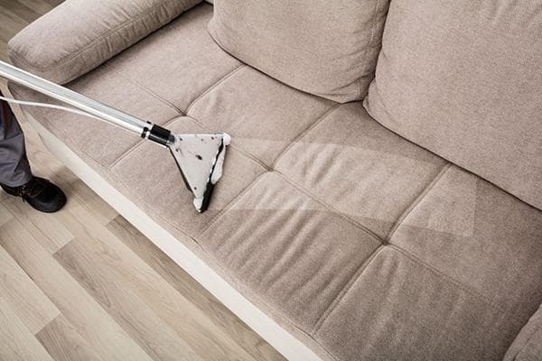 Làm sạch ghế sofa bằng máy hút bụi