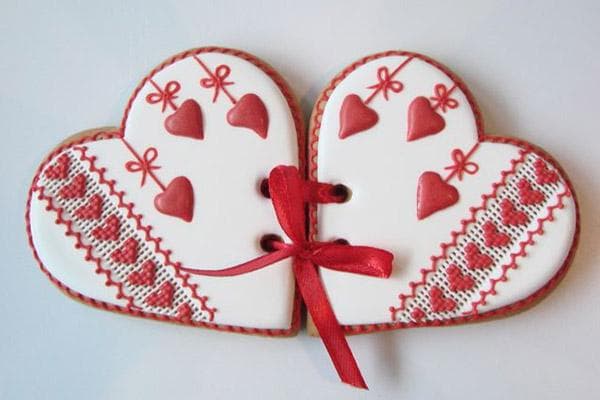 Dos galletas de jengibre en forma de corazones para el 14 de febrero