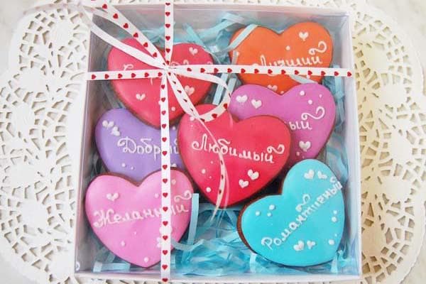 Un juego de galletas de jengibre en forma de corazones para el 14 de febrero.