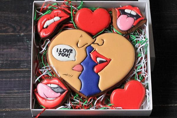 Galletas de jengibre para el día de San Valentín en estilo pop art