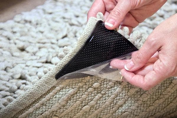 Pegar esquinas de silicona a la alfombra