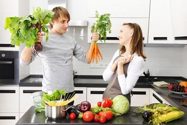 Vegetarianos con suministros de alimentos.