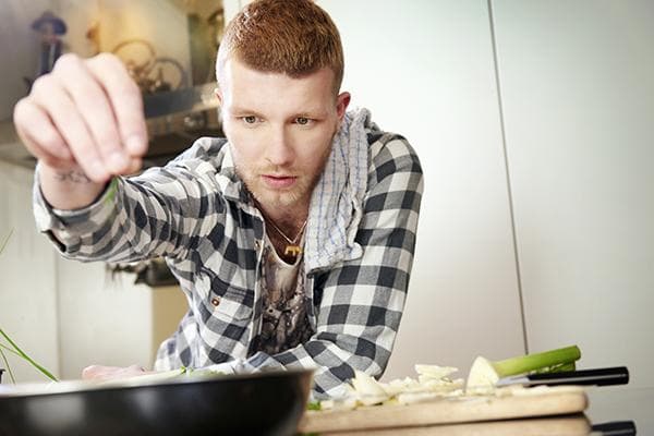Hombre preparando comida