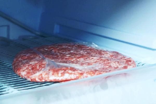 Defrosting tinadtad na karne sa refrigerator