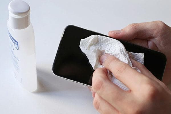 Tratar su teléfono inteligente con una solución desinfectante