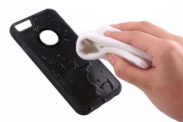 Lavar la funda de un teléfono inteligente