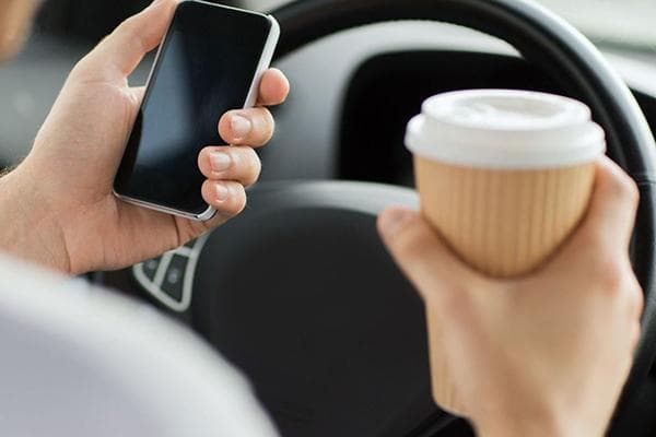 Conductor de coche tomando café