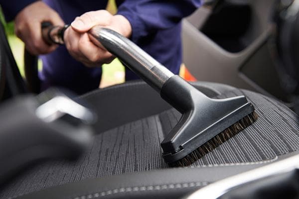 Nettoyer une voiture avec un aspirateur